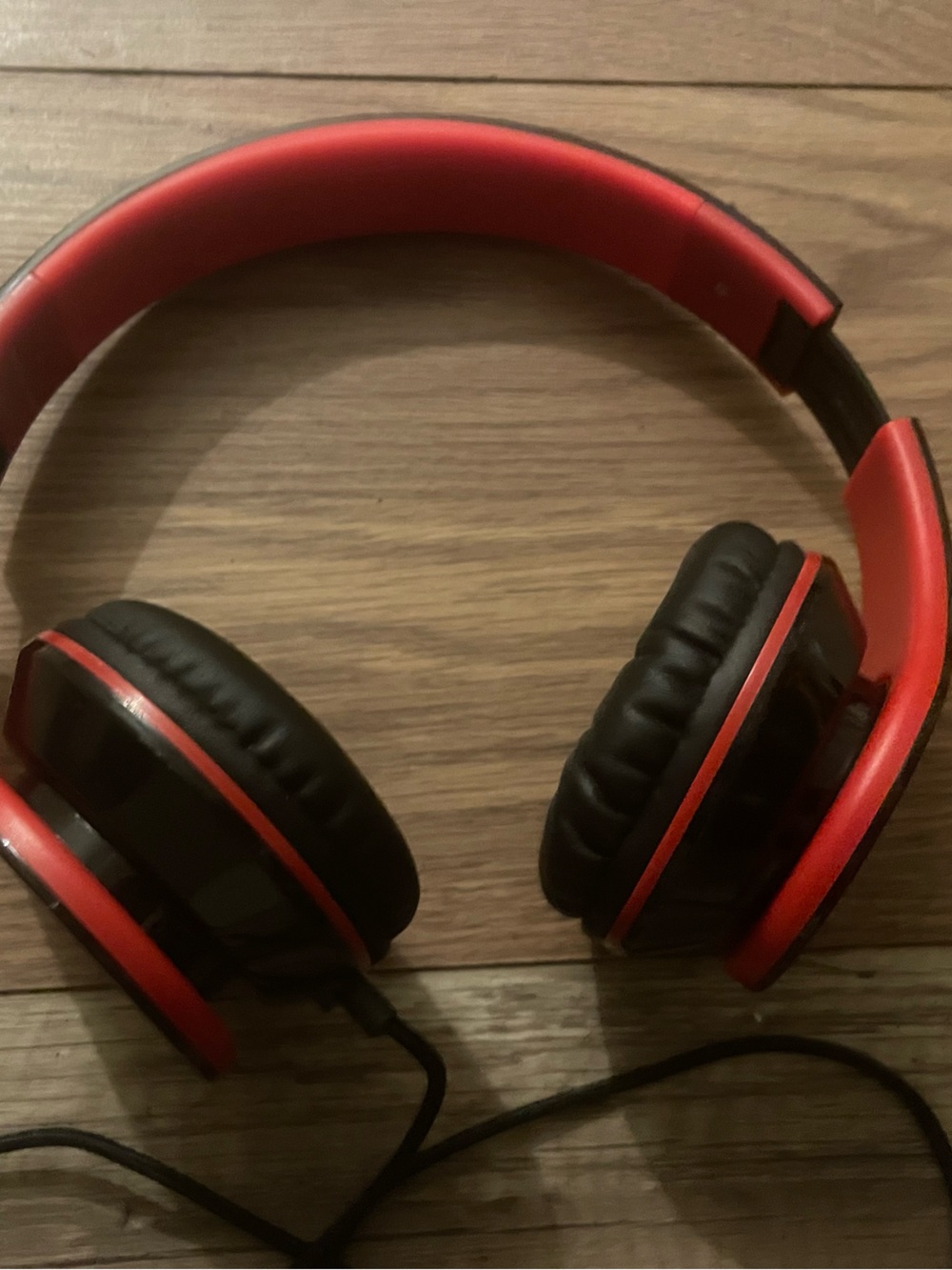 Ailhen Wired On-Ear Headphones in Red and Black — Cushioned Comfort